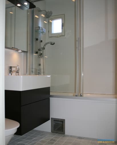 Litet badrum med dusch och badkar