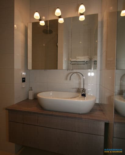 Badrum med exklusiv golvbelysning