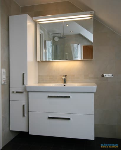 Badrum med snedtak och bastu