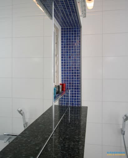 Badrum med mosaik i olika färger