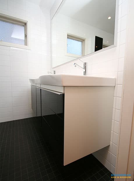 Badrum med centrerad golvbrunn