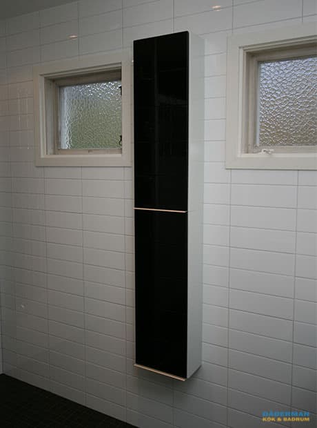 Badrum med centrerad golvbrunn